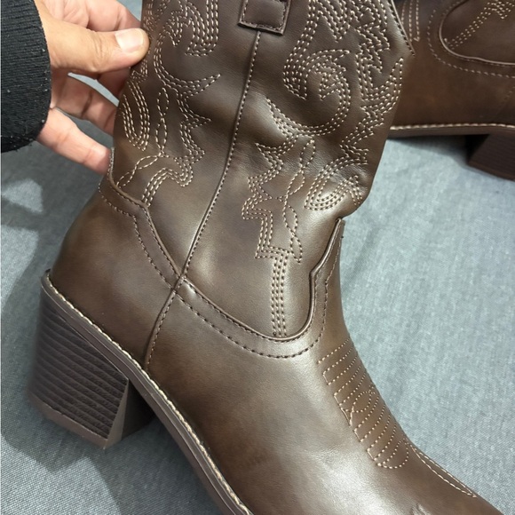 Dream Pairs Brown Heeled Boots - Picture 2 of 6